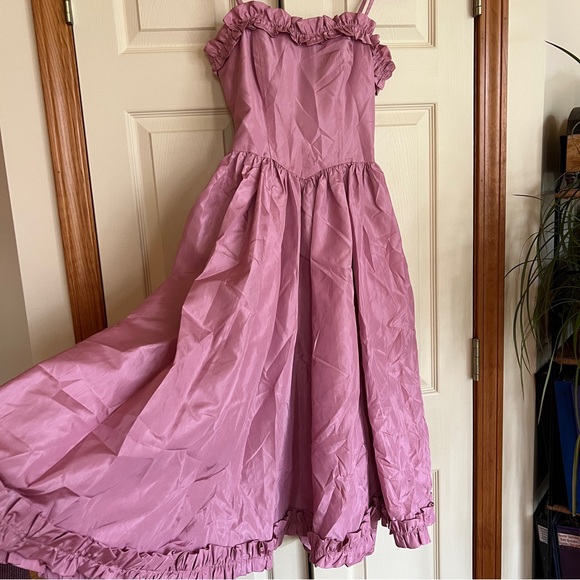 Gorgeous ruffle princess dress - Picture 3 of 10
